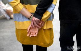 牵手走路照片,牵手走过的美好瞬间